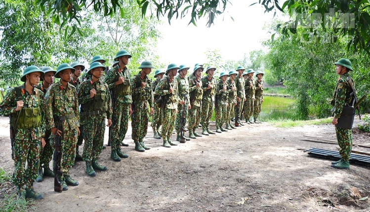 Tại vị trí tập kết, cán bộ huấn luyện phổ biến cho chiến sĩ nắm thật chắc các yêu cầu quy định lên xuống xuồng.